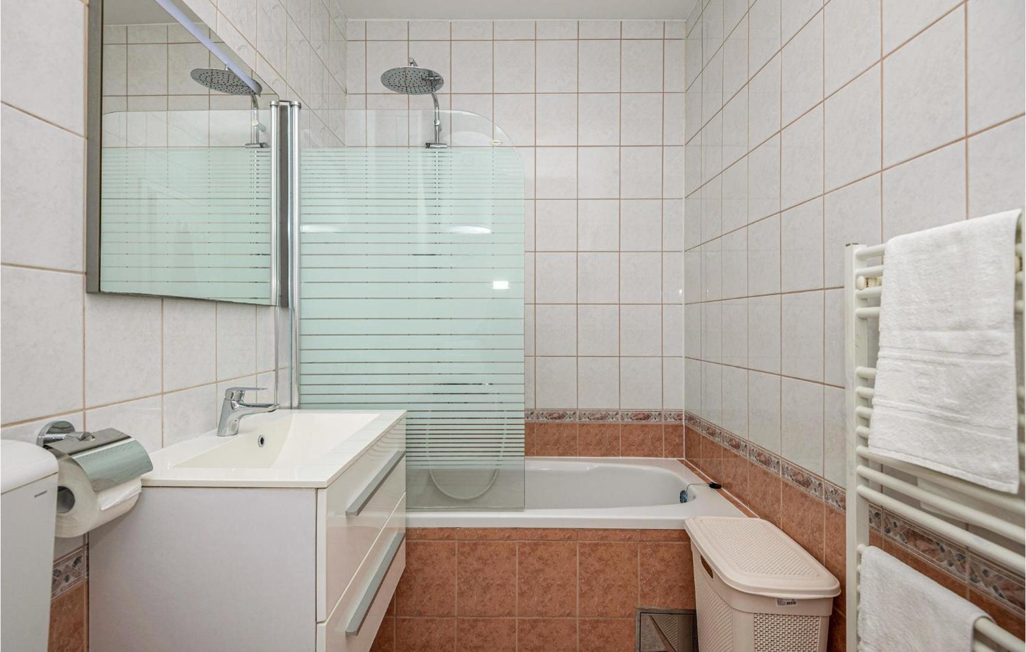1 Bedroom Beautiful Apartment In Baška Voda Buitenkant foto