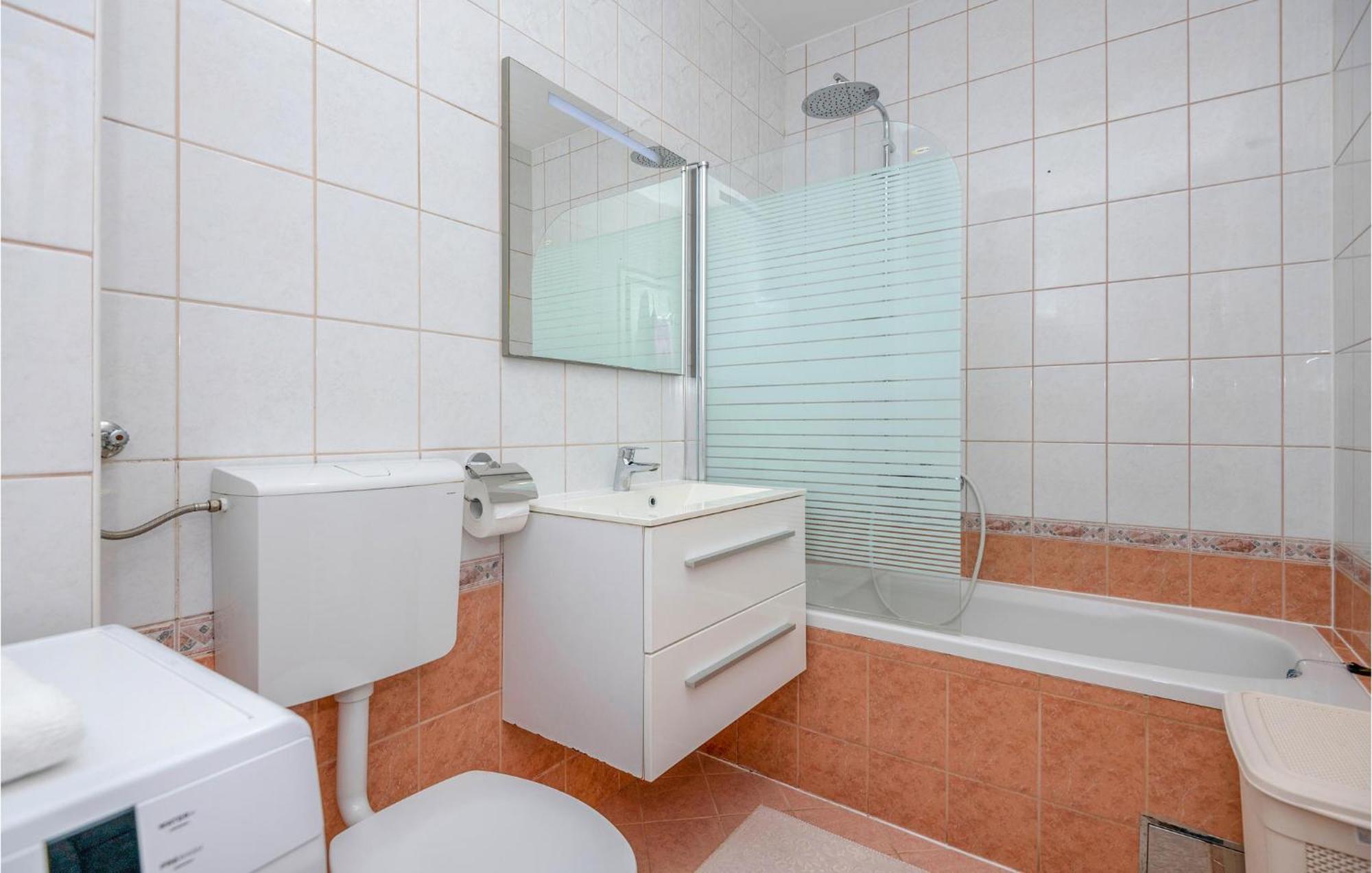 1 Bedroom Beautiful Apartment In Baška Voda Buitenkant foto
